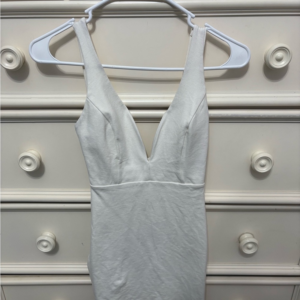 Elegant White Sleeveless Dress